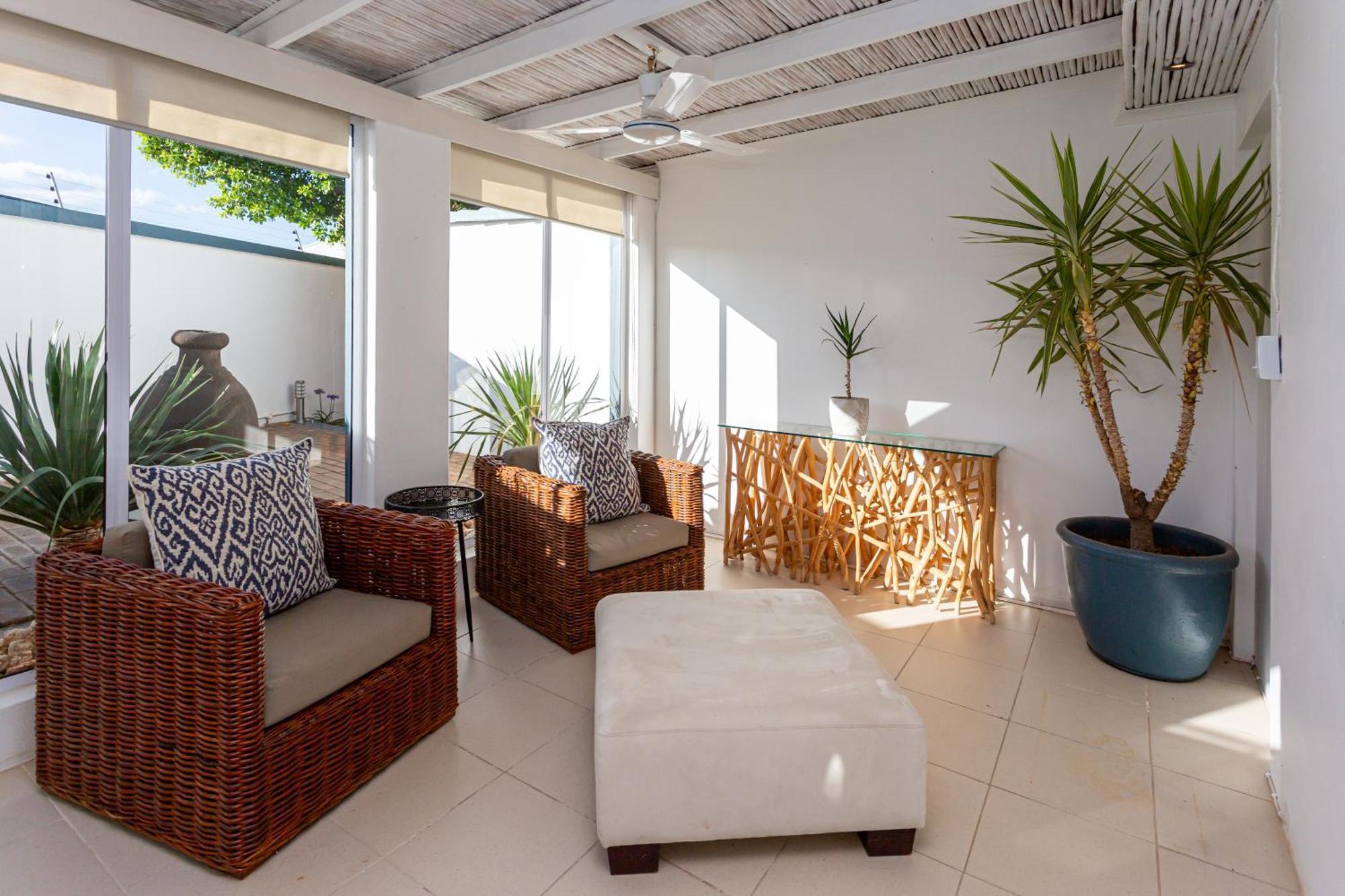 Pictures Guest House Boutique Hotel Оудсхорн Экстерьер фото
